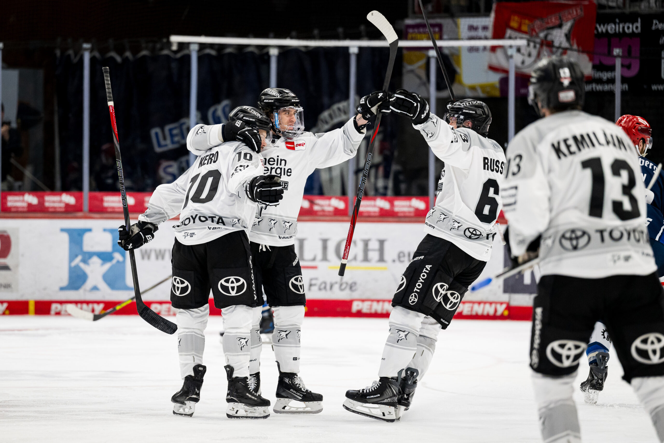 Haie Win Game 3, Lead Schwenningen 3-0 in Playoff Series | Ice Hockey